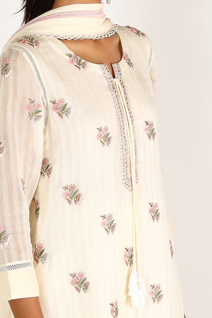 White Embroidered Kurta Set by Kashmiraa at Pernia's Pop Up Shop