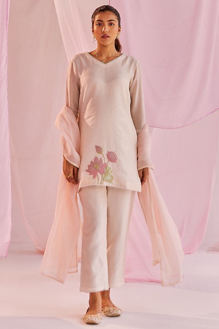 Ivory Silk Chanderi Embroidered Kurta Set by Keosha at Pernia's Pop Up Shop