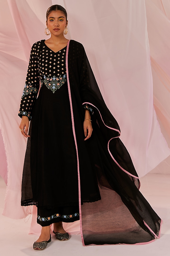 Black Silk Chanderi Embellished Kurta Set by Keosha at Pernia's Pop Up Shop