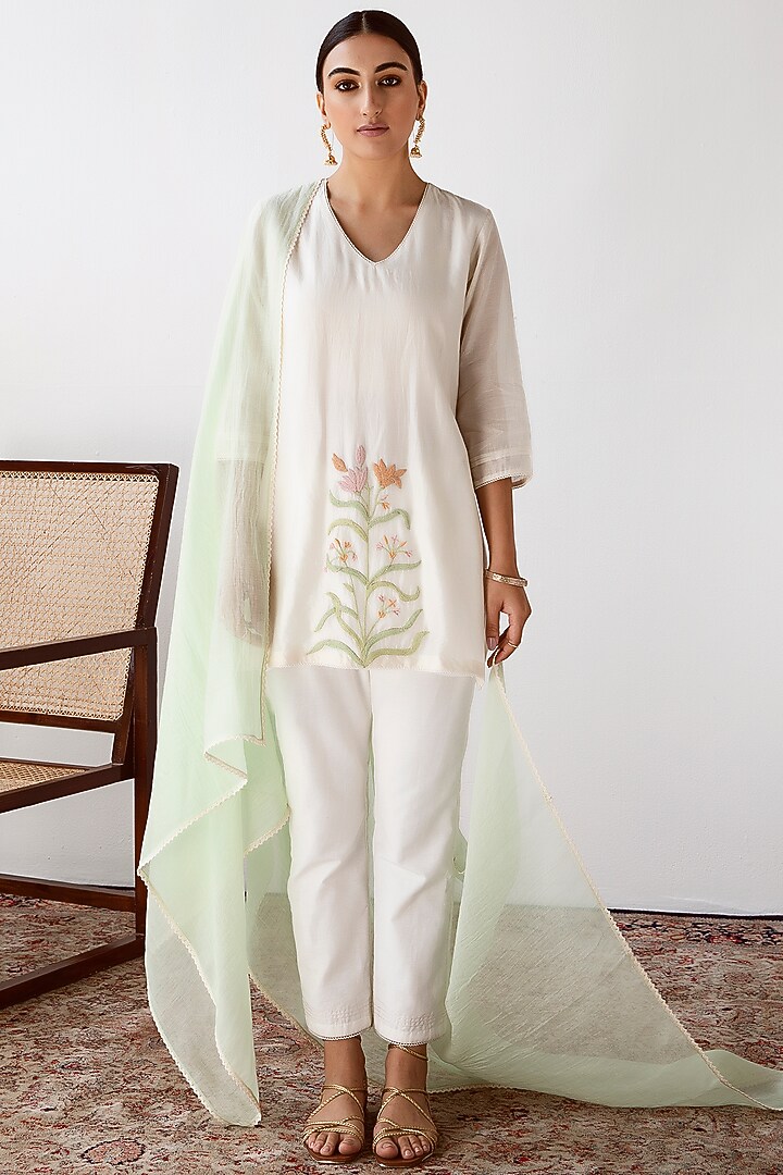 Ivory Silk Chanderi Embroidered Kurta Set by Keosha at Pernia's Pop Up Shop