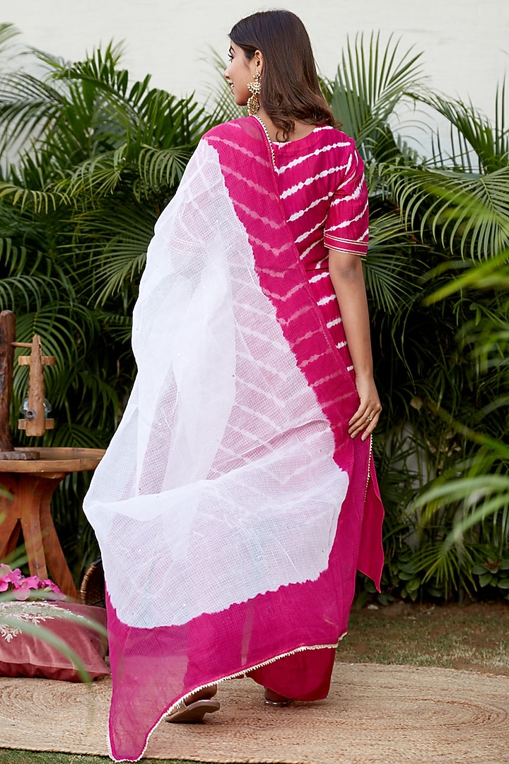 Magenta Hand-Dyed Leheriya Kurta Set by Ruchira Nangalia at Pernia's Pop Up Shop