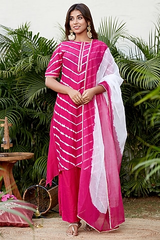 Magenta Hand-Dyed Leheriya Kurta Set by Ruchira Nangalia