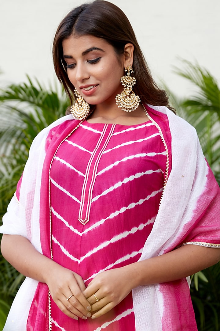 Magenta Hand-Dyed Leheriya Kurta Set by Ruchira Nangalia at Pernia's Pop Up Shop