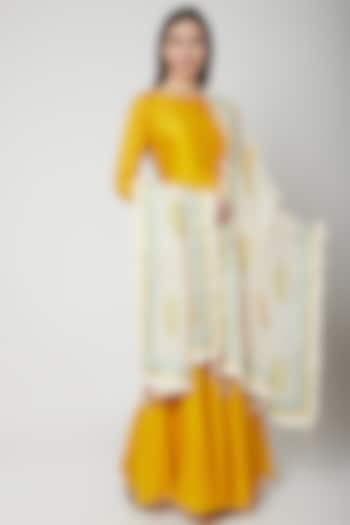 Off White Dupatta With Floral Print by KAIA