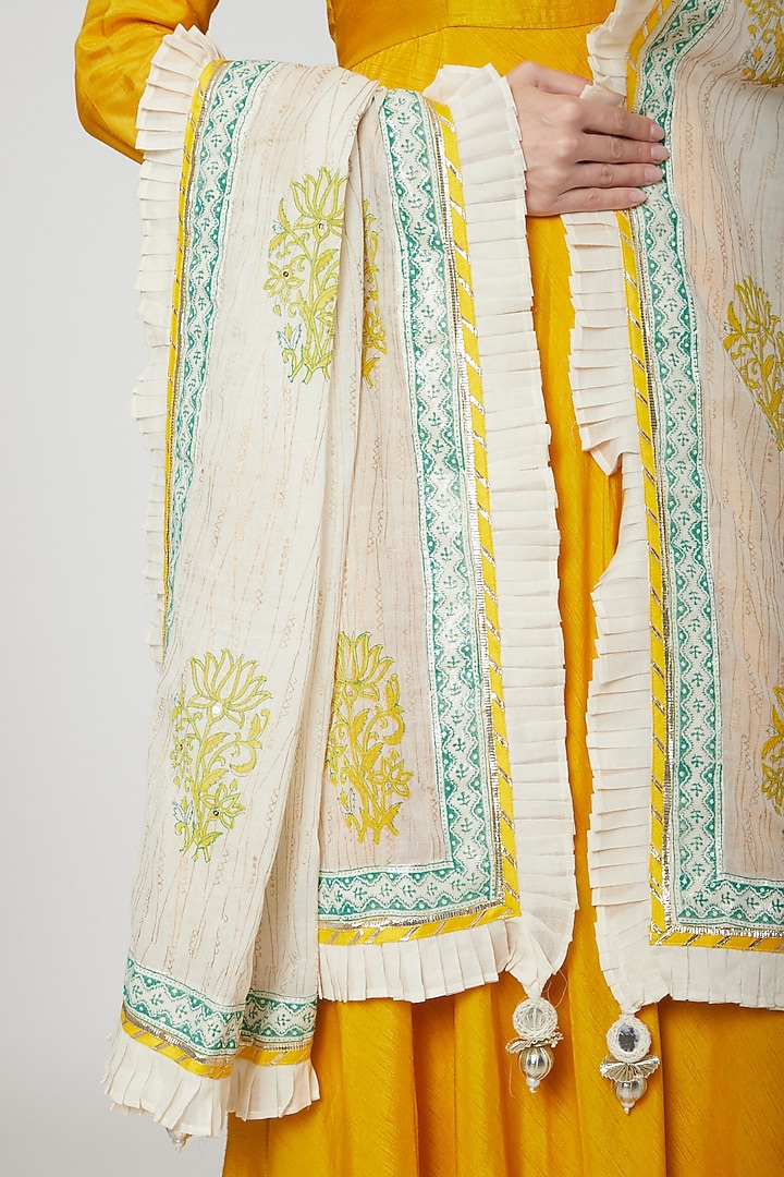 Off White Dupatta With Floral Print by KAIA at Pernia's Pop Up Shop