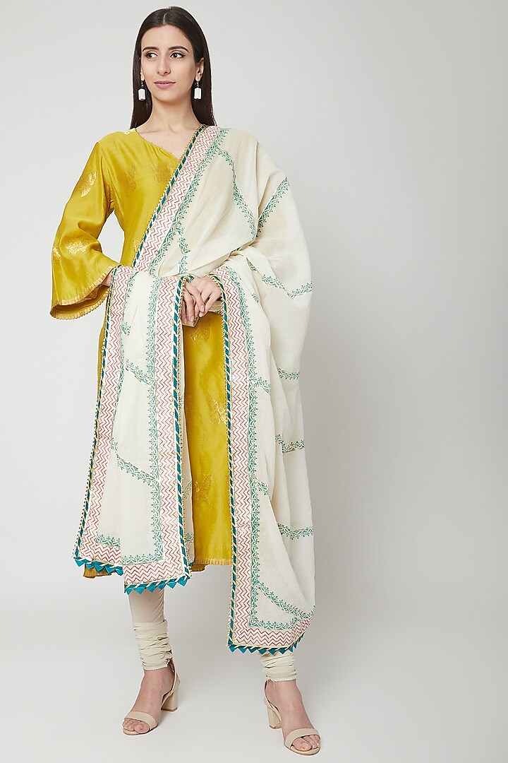 Off White Dupatta With Diagonal Stripes by KAIA