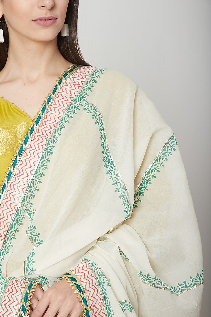Off White Dupatta With Diagonal Stripes by KAIA at Pernia's Pop Up Shop
