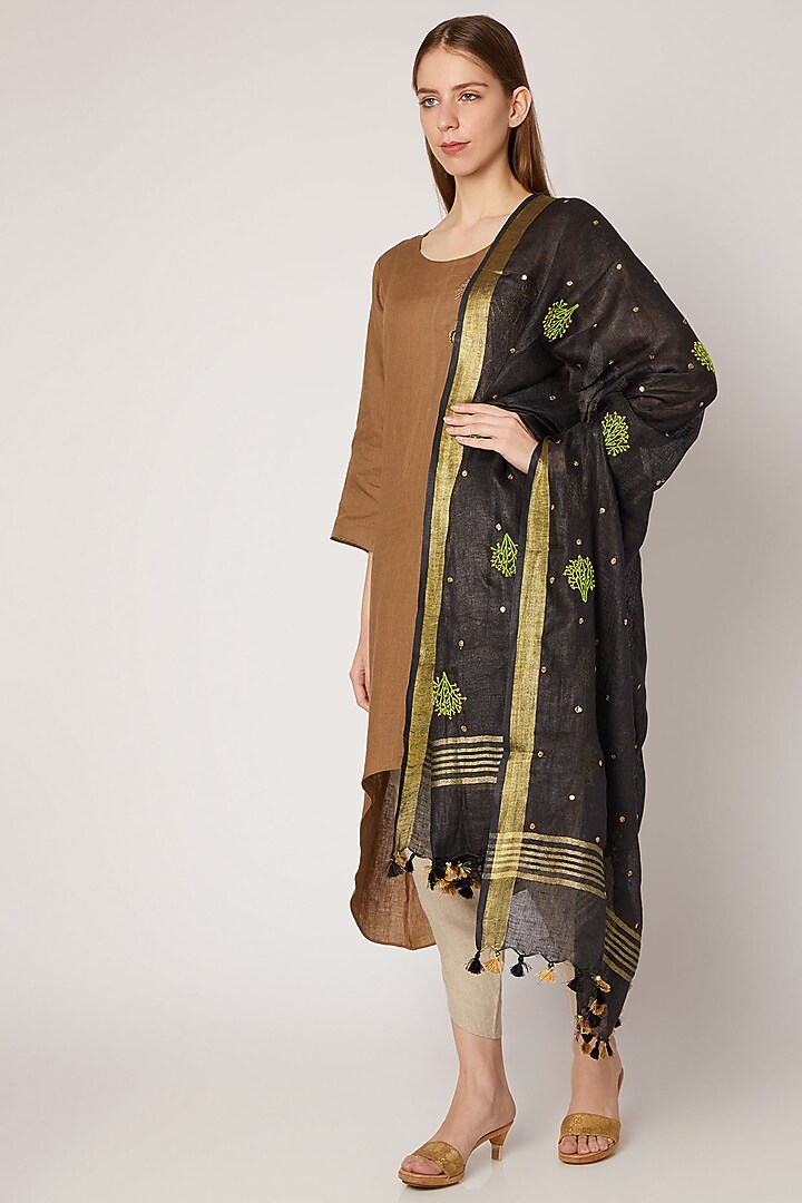 Black Floral Embroidered Dupatta by Khes at Pernia's Pop Up Shop