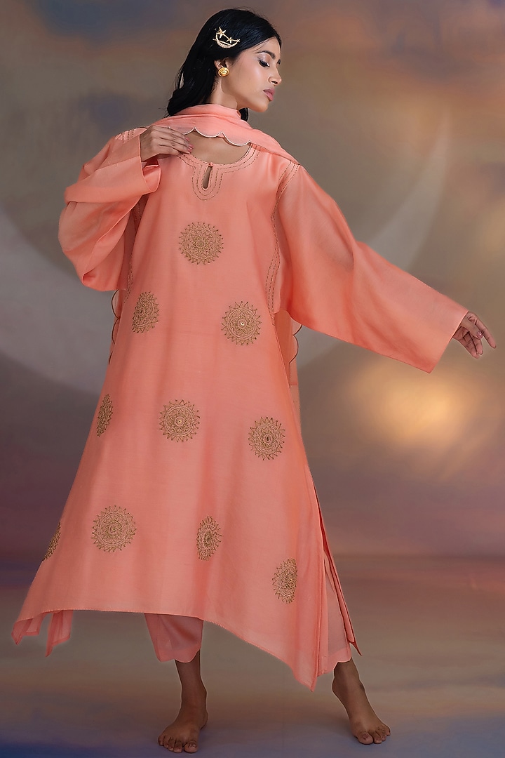 Peach Chanderi Hand Embroidered Kurta Set by Kacha Tanka at Pernia's Pop Up Shop