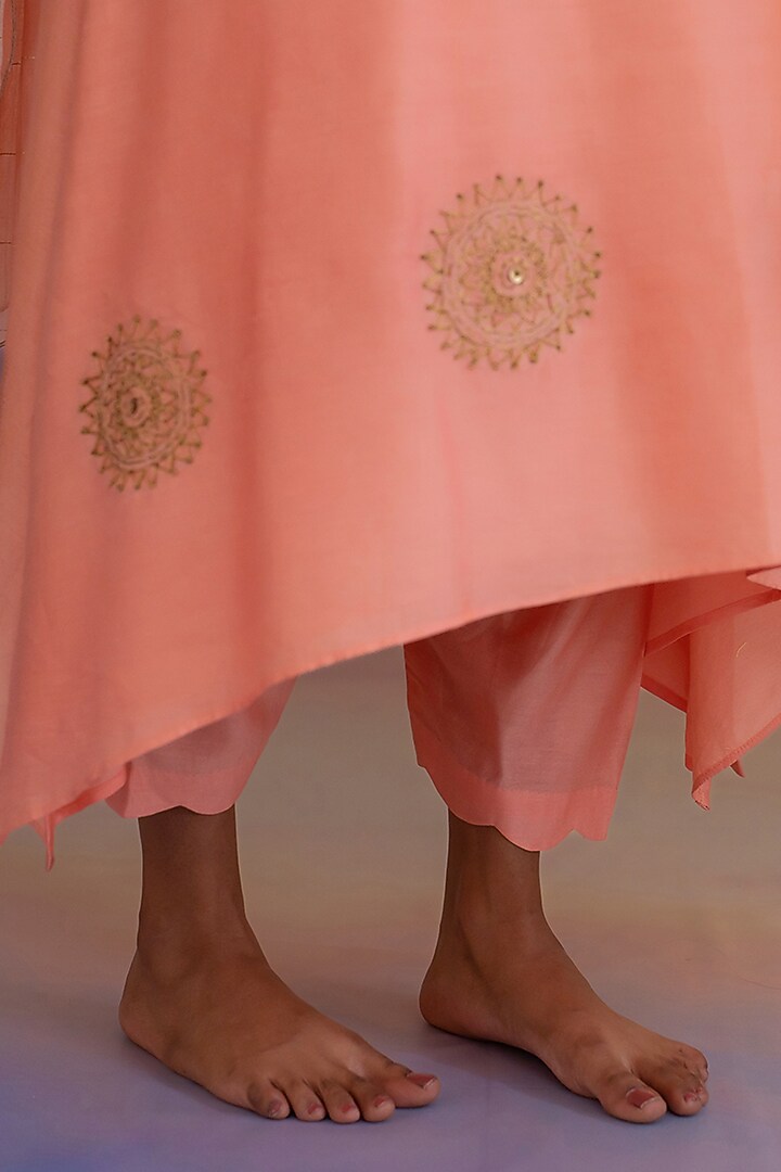 Peach Chanderi Hand Embroidered Kurta Set by Kacha Tanka at Pernia's Pop Up Shop