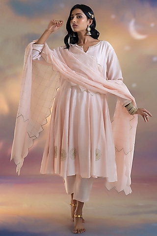Soft Pink Chanderi Hand Embroidered Kalidar Kurta Set by Kacha Tanka