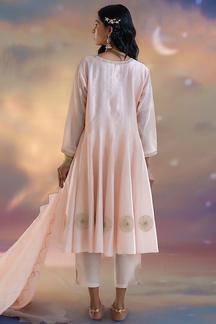 Soft Pink Chanderi Hand Embroidered Kalidar Kurta Set by Kacha Tanka at Pernia's Pop Up Shop