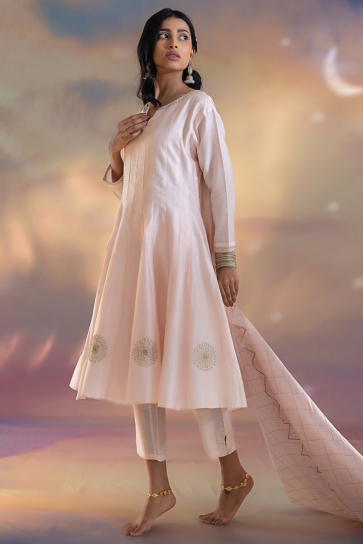 Soft Pink Chanderi Hand Embroidered Kalidar Kurta Set by Kacha Tanka at Pernia's Pop Up Shop