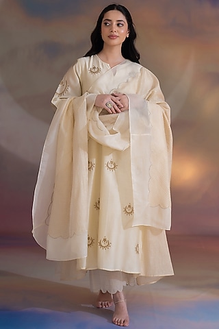 Off-White Chanderi Hand Embroidered A-line Kurta Set by Kacha Tanka