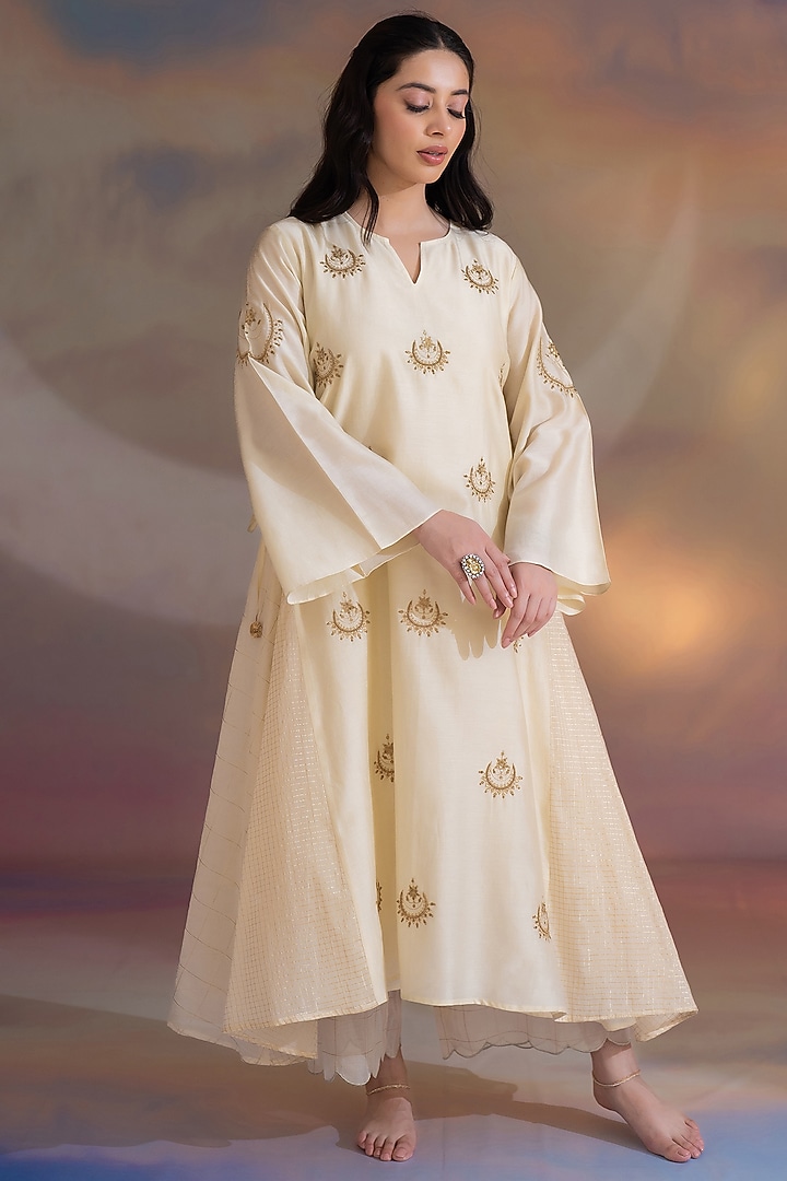 Off-White Chanderi Hand Embroidered A-line Kurta Set by Kacha Tanka at Pernia's Pop Up Shop