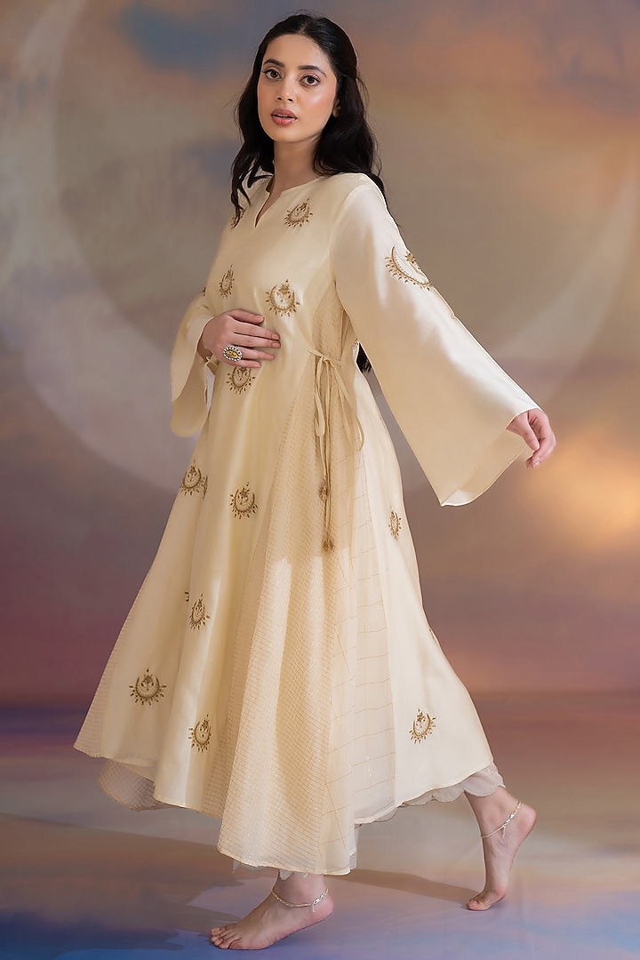 Off-White Chanderi Hand Embroidered A-line Kurta Set by Kacha Tanka at Pernia's Pop Up Shop