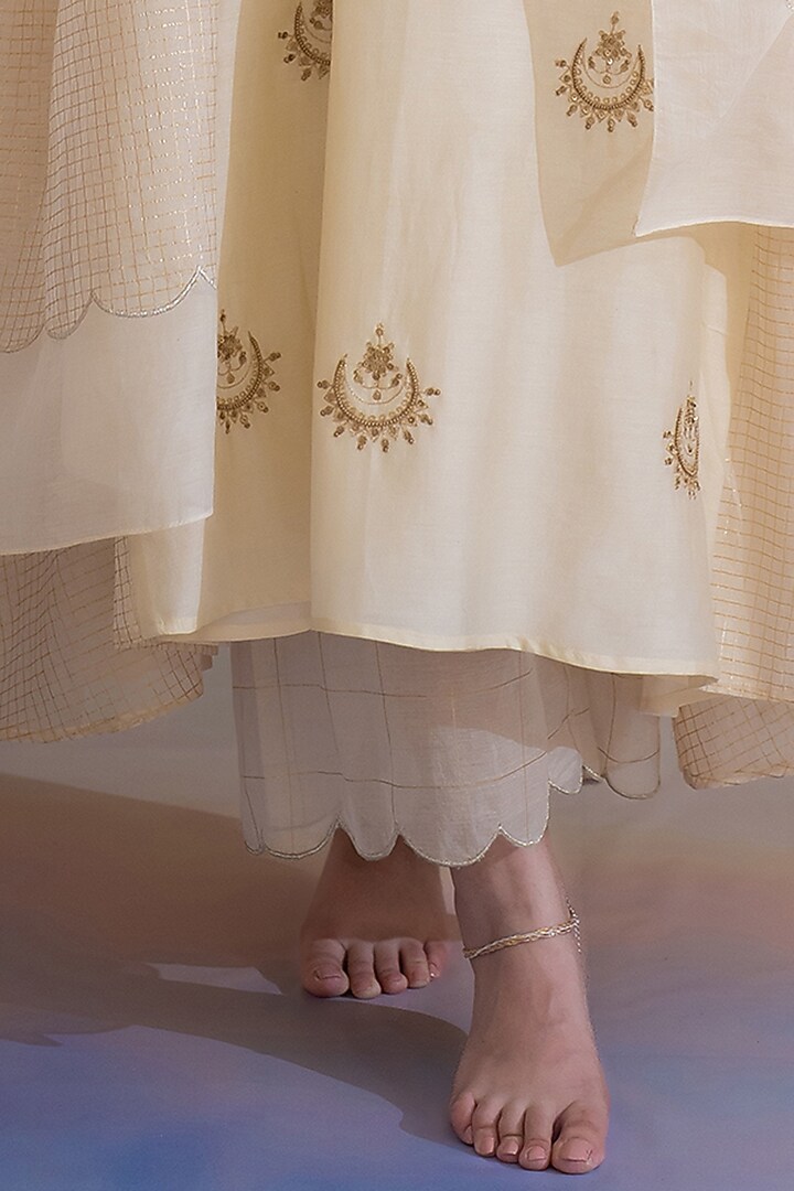 Off-White Chanderi Hand Embroidered A-line Kurta Set by Kacha Tanka at Pernia's Pop Up Shop