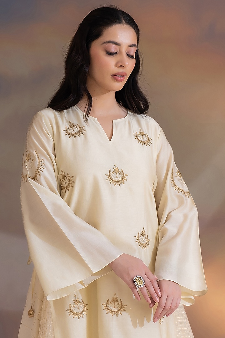 Off-White Chanderi Hand Embroidered A-line Kurta Set by Kacha Tanka at Pernia's Pop Up Shop