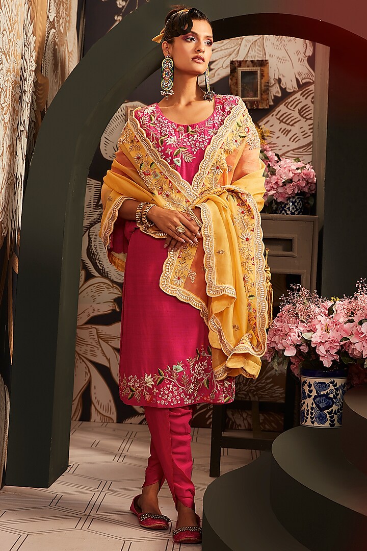 Pink Silk Embroidered Kurta Set by Khushboo Bagri at Pernia's Pop Up Shop