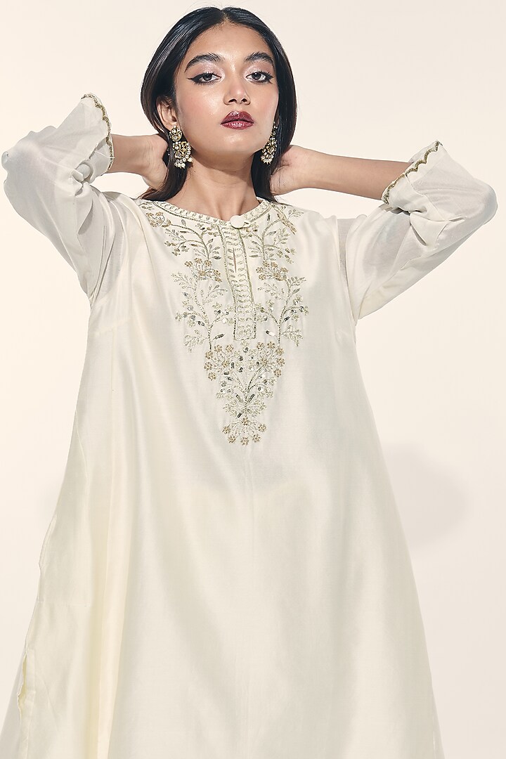 Off-White Embroidered Choga Kurta Set by Kushni at Pernia's Pop Up Shop