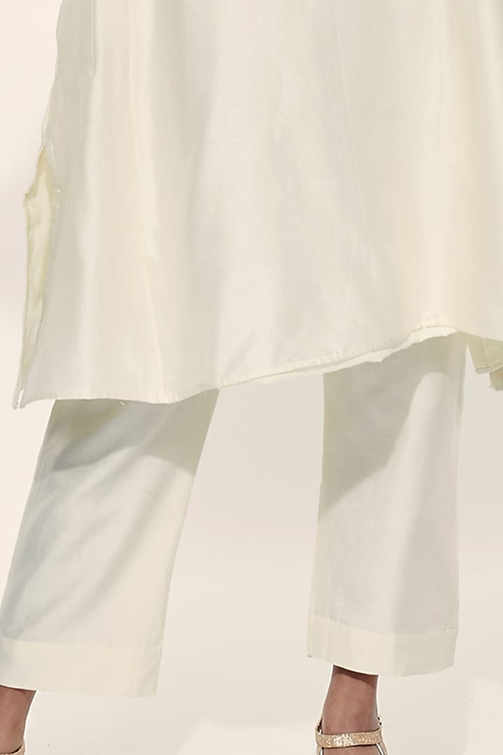 Off-White Embroidered Choga Kurta Set by Kushni at Pernia's Pop Up Shop