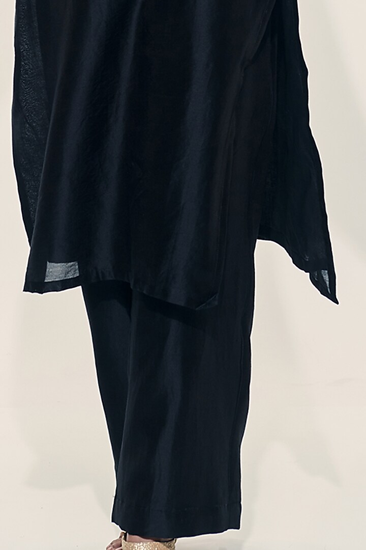 Black Hand Embroidered Kurta Set by Kushni at Pernia's Pop Up Shop