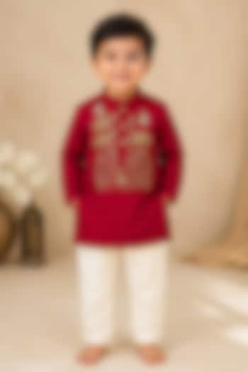 Reddish Pink Zari & Pearl Work Kurta For Boys by Label Kiaa at Pernia's Pop Up Shop