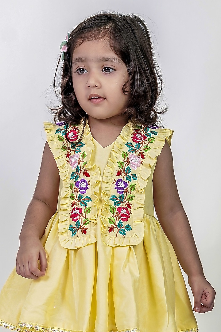 Yellow Cotton Silk Embroidered Short Kurta Set For Girls by Label Kiaa at Pernia's Pop Up Shop