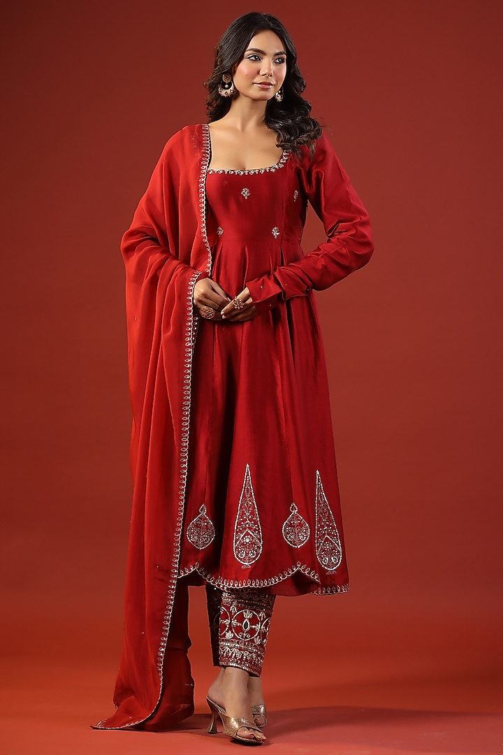 Rustic Red Chanderi & Organza Thread Embroidered Kurta Set by Kisakshi Jaipur at Pernia's Pop Up Shop