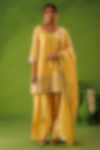 Yellow Chanderi Mirror & Zari Embroidered Kurta Set by Kisakshi Jaipur at Pernia's Pop Up Shop