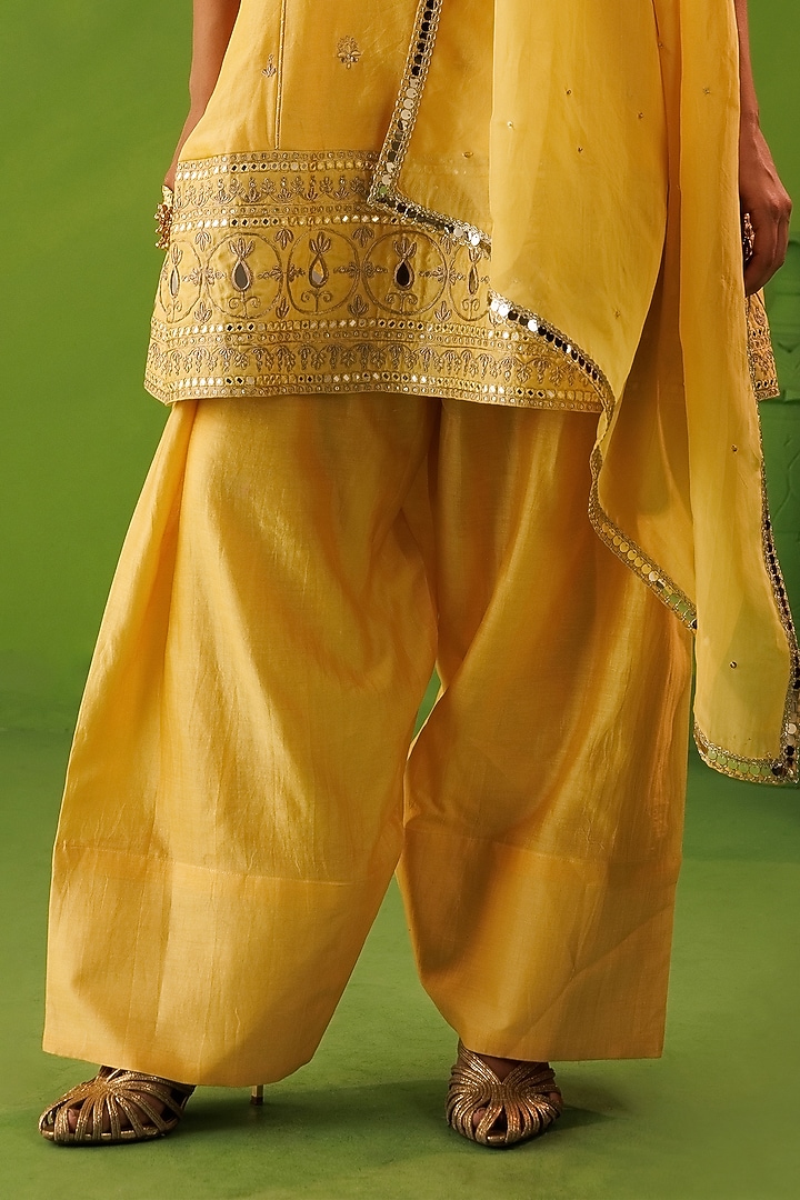 Yellow Chanderi Mirror & Zari Embroidered Kurta Set by Kisakshi Jaipur at Pernia's Pop Up Shop