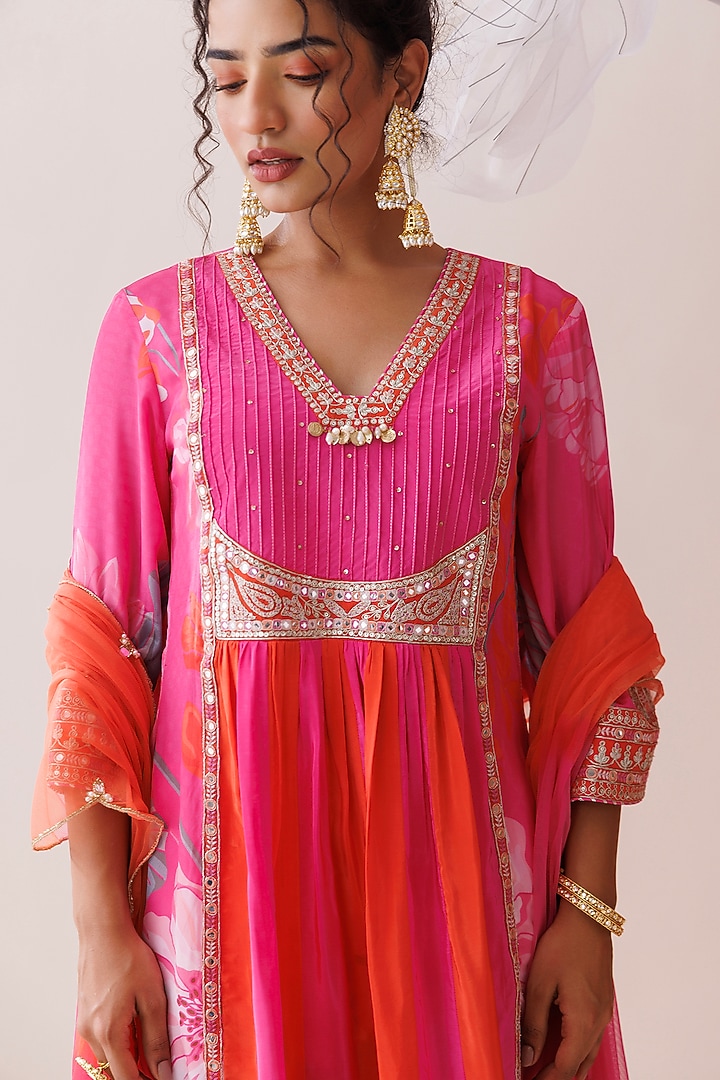 Pink Crepe Thread Embroidered Kurta Set by Kisakshi Jaipur at Pernia's Pop Up Shop
