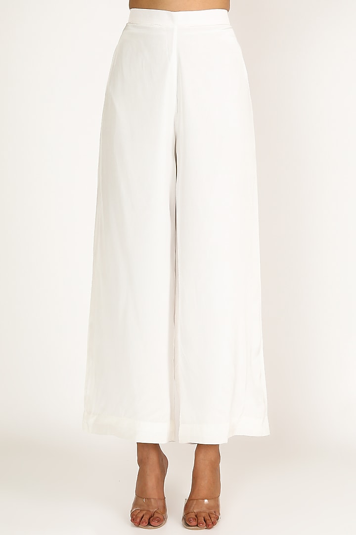 White Kurta Set With Thread Work by Kirei at Pernia's Pop Up Shop