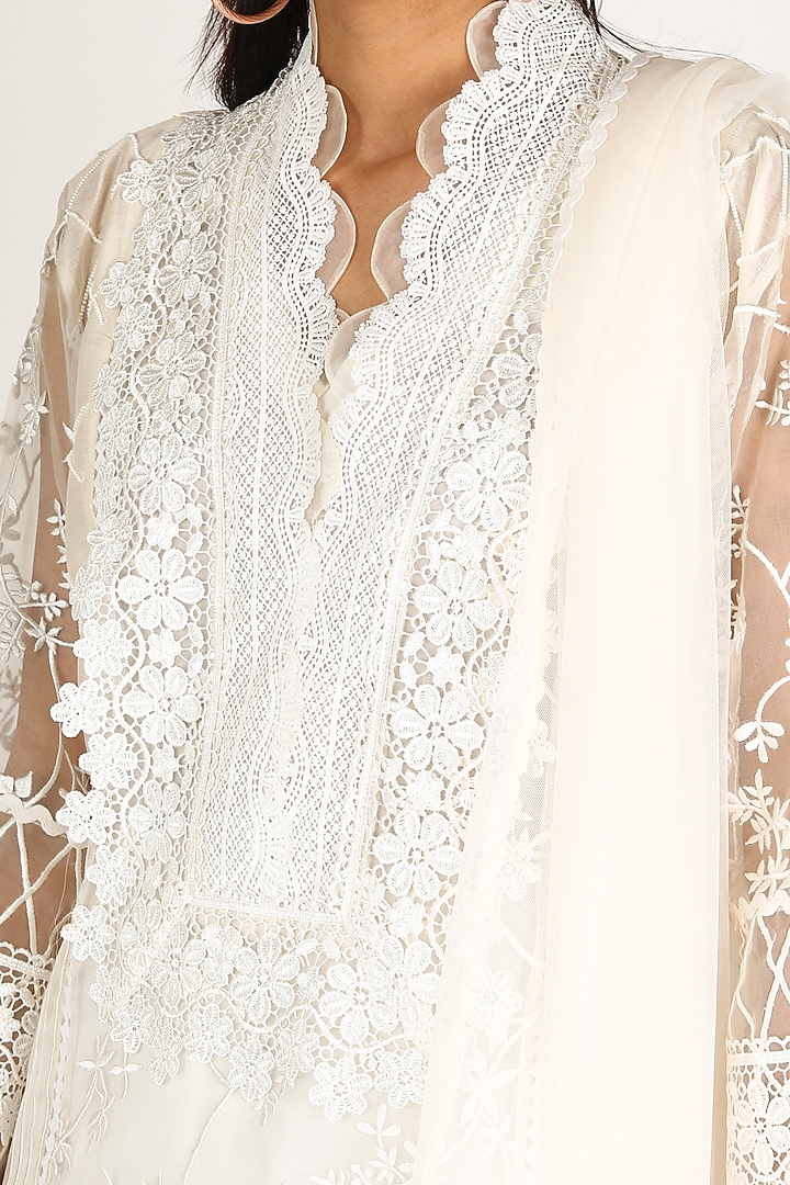 White Kurta Set With Thread Work by Kirei at Pernia's Pop Up Shop