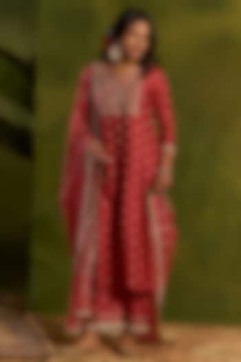 Coral Banarasi Silk Chanderi Dabka Embroidered Kurta Set by Kritika Dawar at Pernia's Pop Up Shop