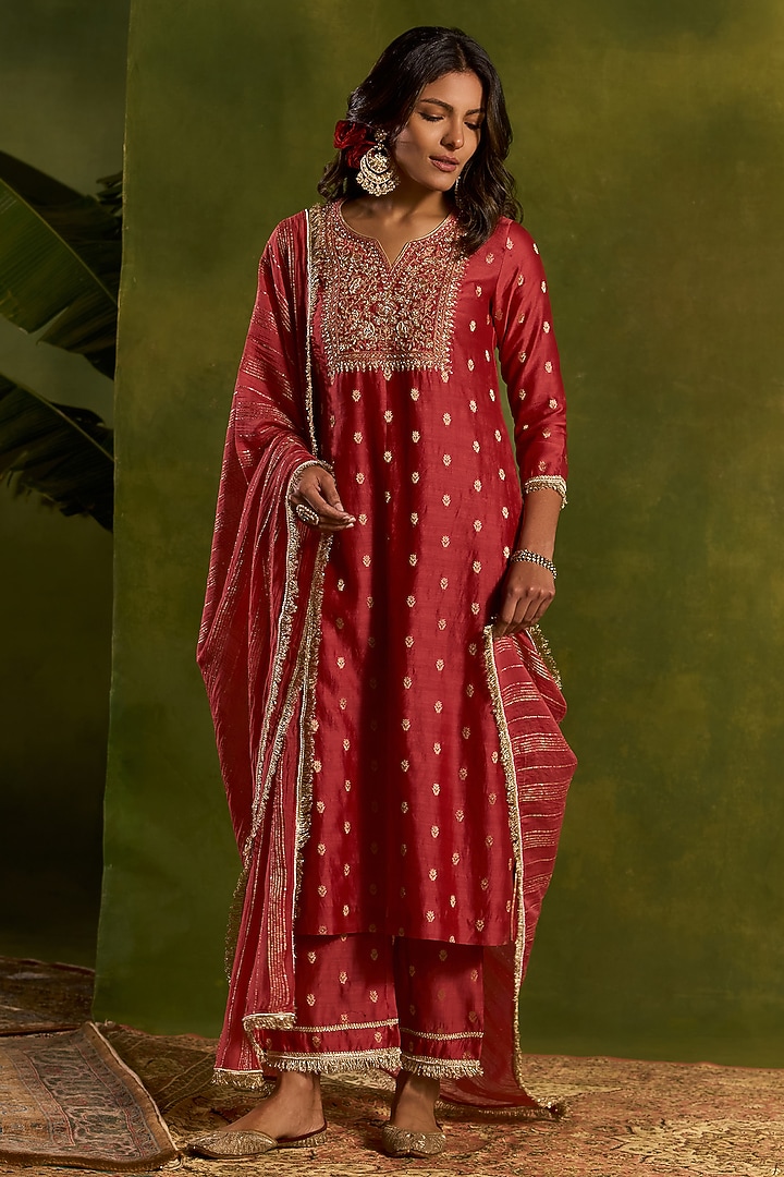 Coral Banarasi Silk Chanderi Dabka Embroidered Kurta Set by Kritika Dawar at Pernia's Pop Up Shop