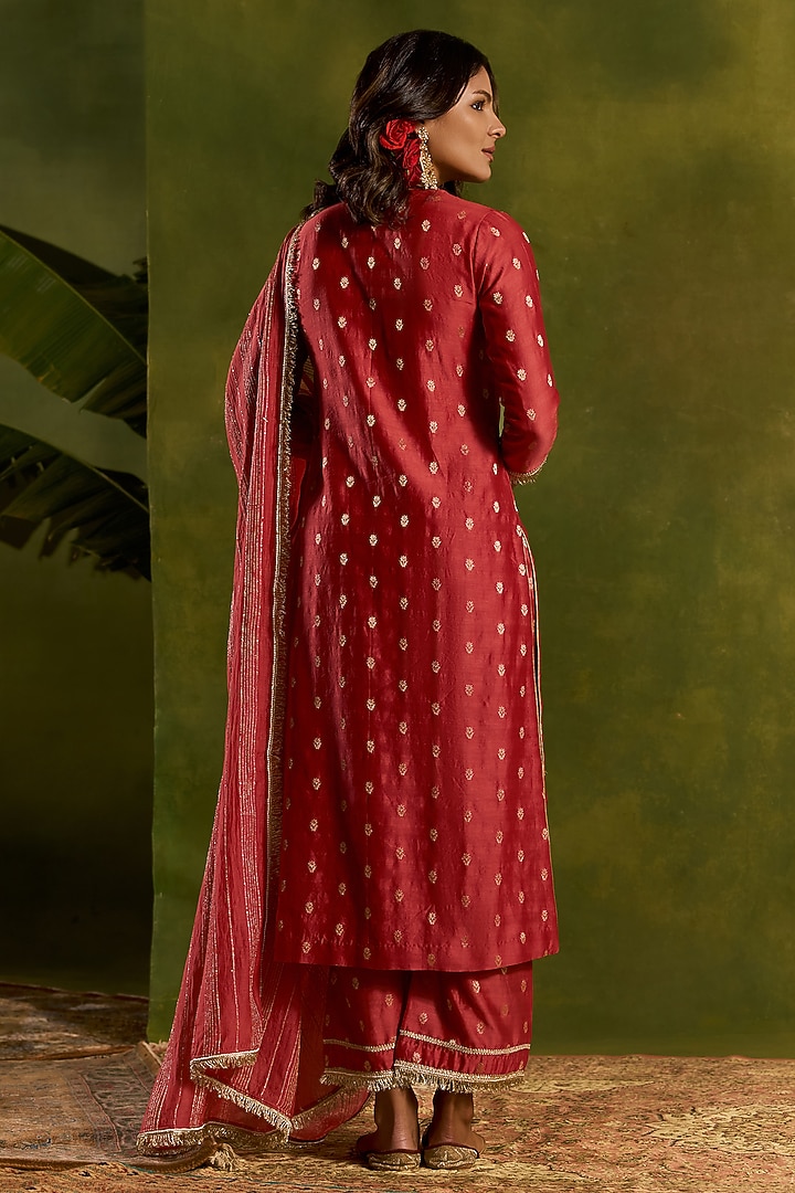 Coral Banarasi Silk Chanderi Dabka Embroidered Kurta Set by Kritika Dawar at Pernia's Pop Up Shop