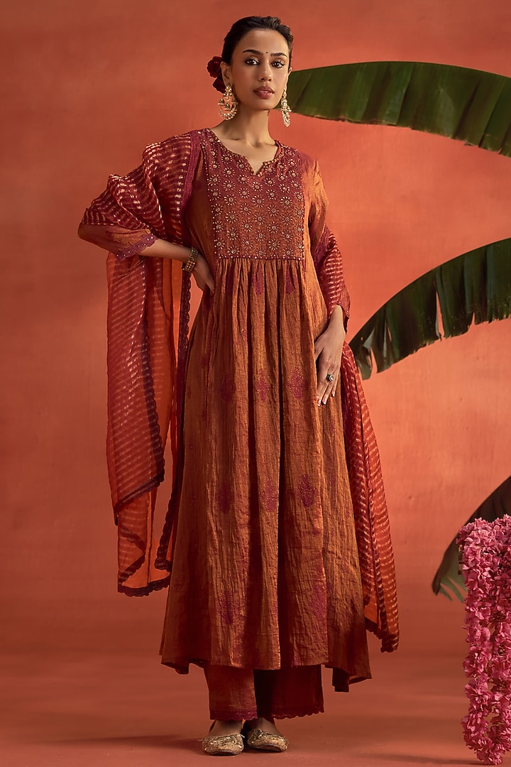 Magenta Tissue Chanderi Floral Embroidered Kurta Set by Kritika Dawar at Pernia's Pop Up Shop