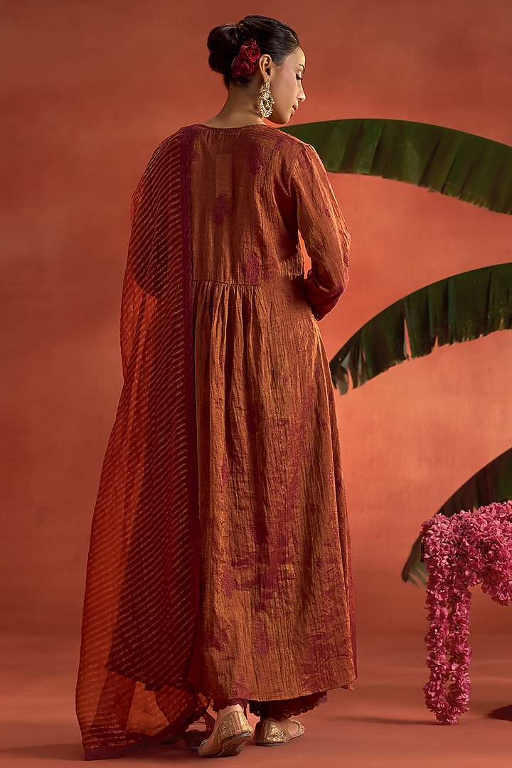 Magenta Tissue Chanderi Floral Embroidered Kurta Set by Kritika Dawar at Pernia's Pop Up Shop