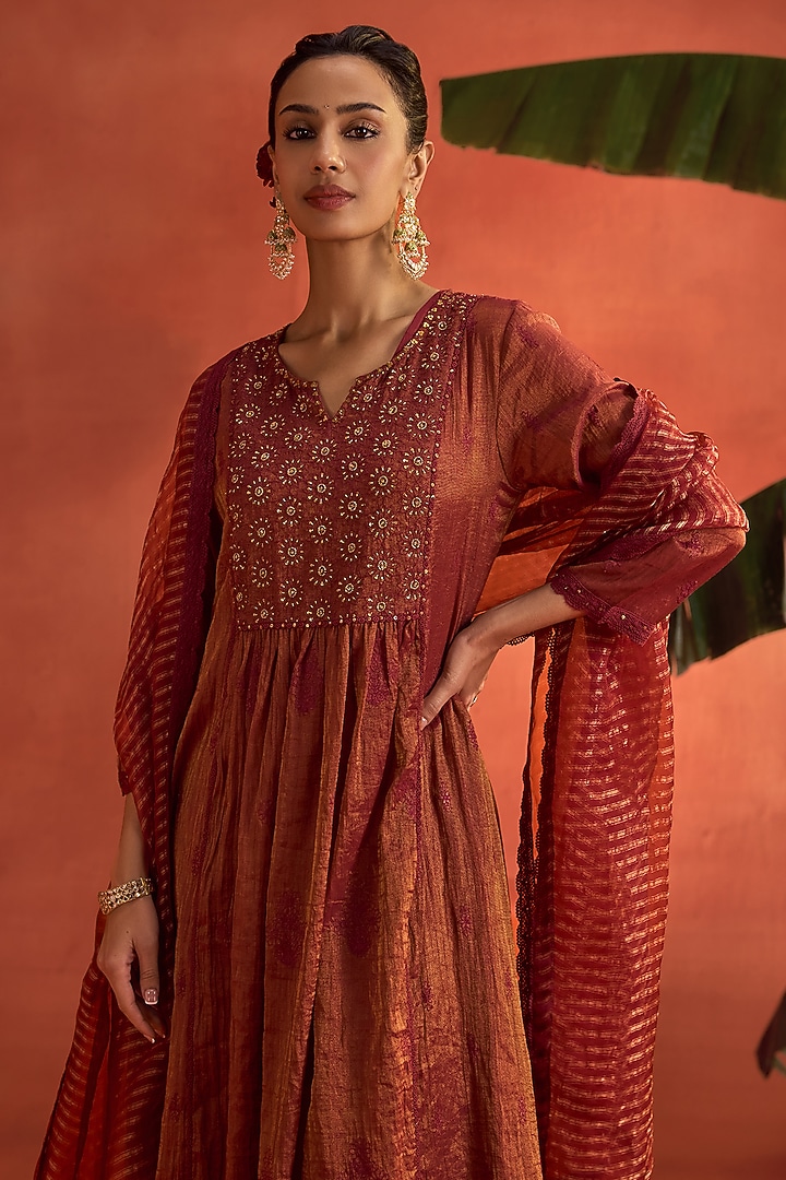 Magenta Tissue Chanderi Floral Embroidered Kurta Set by Kritika Dawar at Pernia's Pop Up Shop