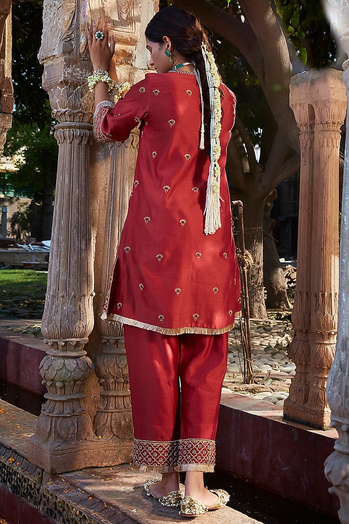 Maroon Chanderi Hand Embroidered Kurta Set by Kritika Dawar at Pernia's Pop Up Shop