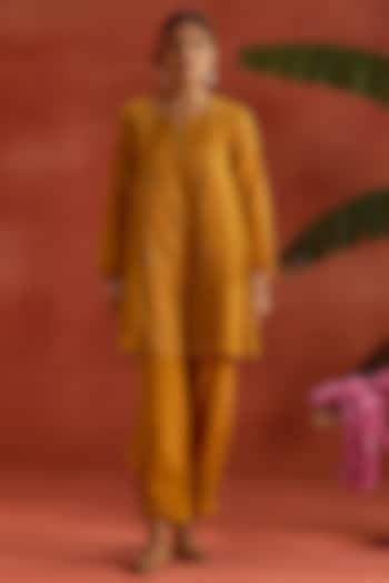 Mustard Tissue Chanderi Floral Embroidered Co-Ord Set by Kritika Dawar at Pernia's Pop Up Shop