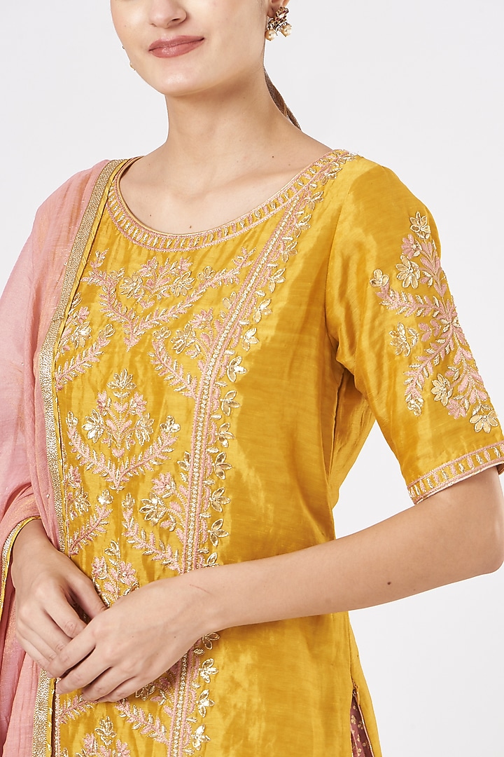 Yellow & Pink Embroidered Kurta Set by Kritika Dawar at Pernia's Pop Up Shop