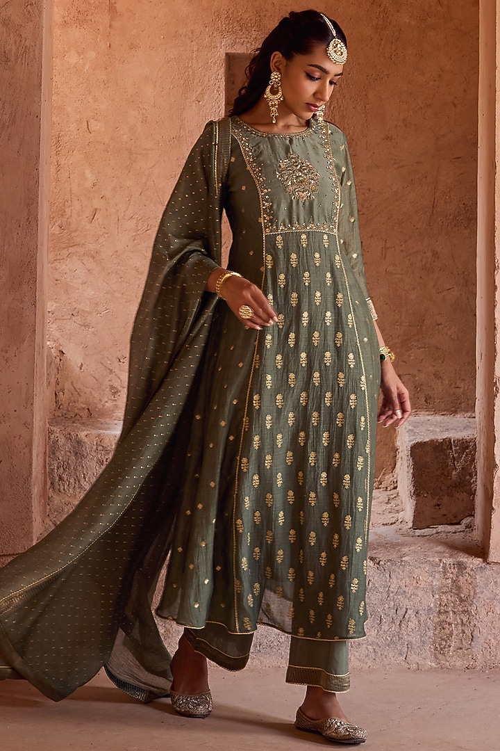 Green Banarasi Silk Chanderi Dabka Embroidered Kurta Set by Kritika Dawar at Pernia's Pop Up Shop
