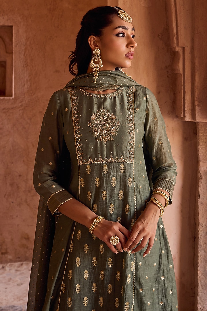 Green Banarasi Silk Chanderi Dabka Embroidered Kurta Set by Kritika Dawar at Pernia's Pop Up Shop