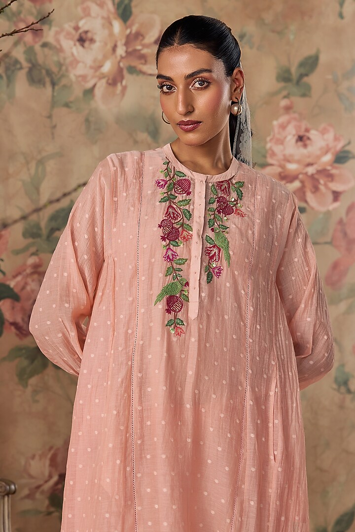 Blush Pink Chanderi Thread Embroidered Kurta Set by Kritika Dawar at Pernia's Pop Up Shop