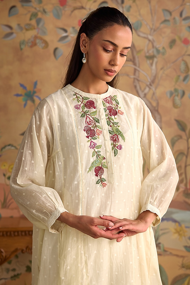 Ivory Chanderi Thread Embroidered Kurta Set by Kritika Dawar at Pernia's Pop Up Shop