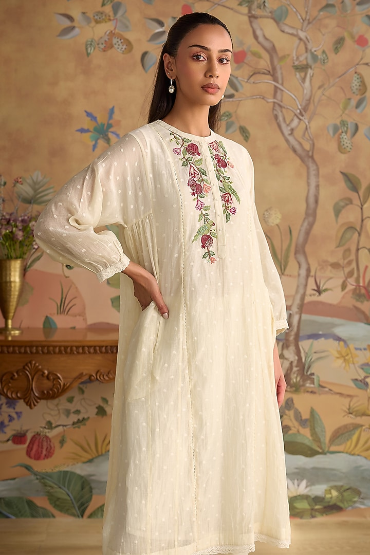 Ivory Chanderi Thread Embroidered Kurta Set by Kritika Dawar at Pernia's Pop Up Shop