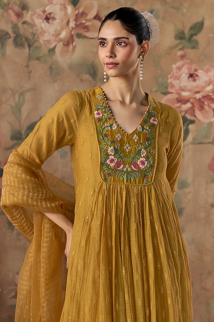 Mustard Chanderi Thread Embroidered A-Line Kurta Set by Kritika Dawar at Pernia's Pop Up Shop