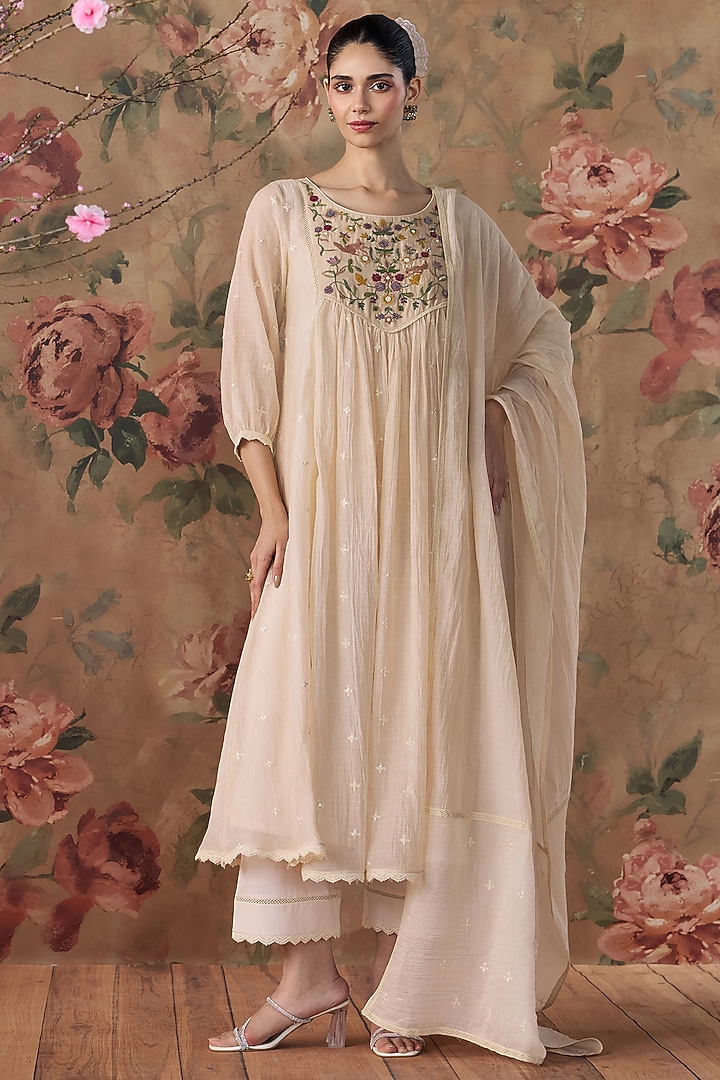 Ivory Chanderi Thread Embroidered Gathered Kurta Set by Kritika Dawar at Pernia's Pop Up Shop